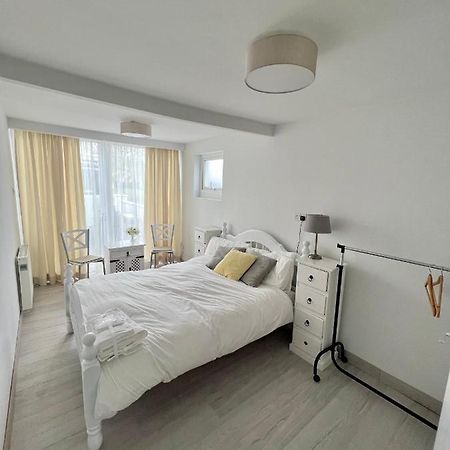Newly Renovated 1 Bedroom Flat With Garden Pergola 에니스 외부 사진